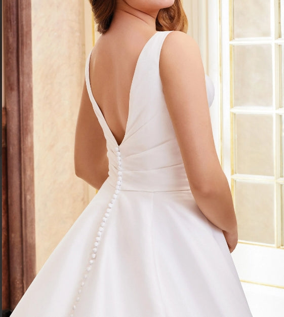 Luolandi Satin V-Neck Ball-Gown Wedding Dresses Sleeveless Floor Length Simple Elegant
