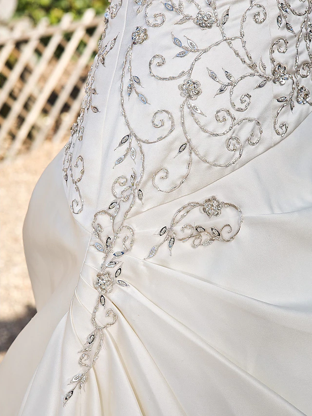 Luolandi Princess A-Line Long Wedding Dresses Strapless Chapel Train Satin Sleeveless