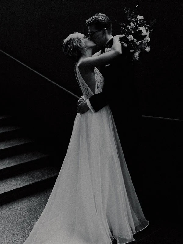 Luolandi Fabulous Tulle V-neck A-line Wedding Gowns With Pearls Sleeveless Floor Length Elegant