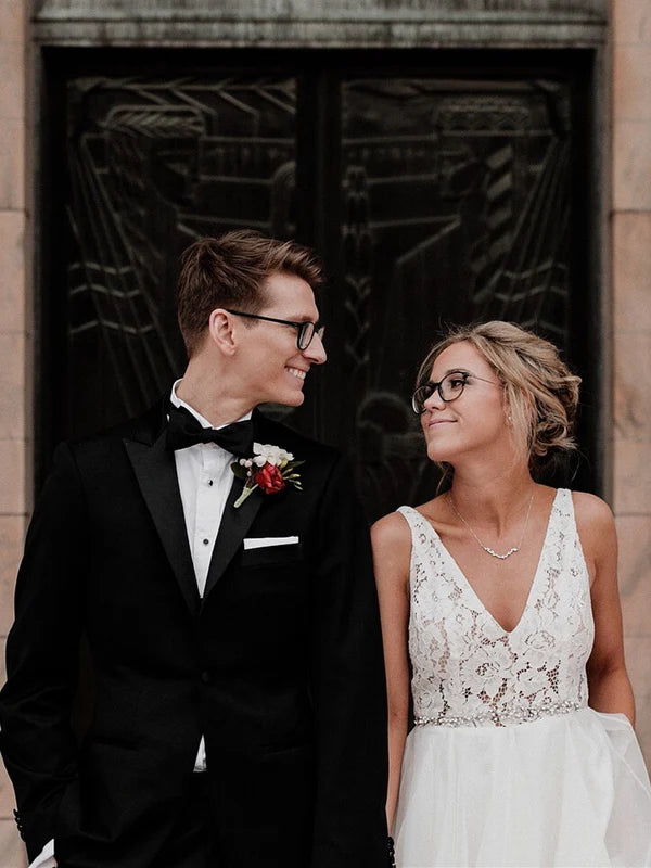 Luolandi Fabulous Tulle V-neck A-line Wedding Gowns With Pearls Sleeveless Floor Length Elegant