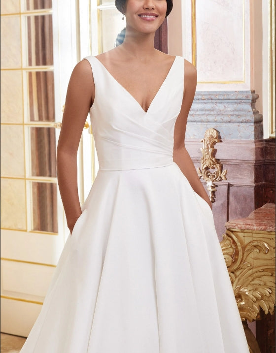 Luolandi Satin V-Neck Ball-Gown Wedding Dresses Sleeveless Floor Length Simple Elegant