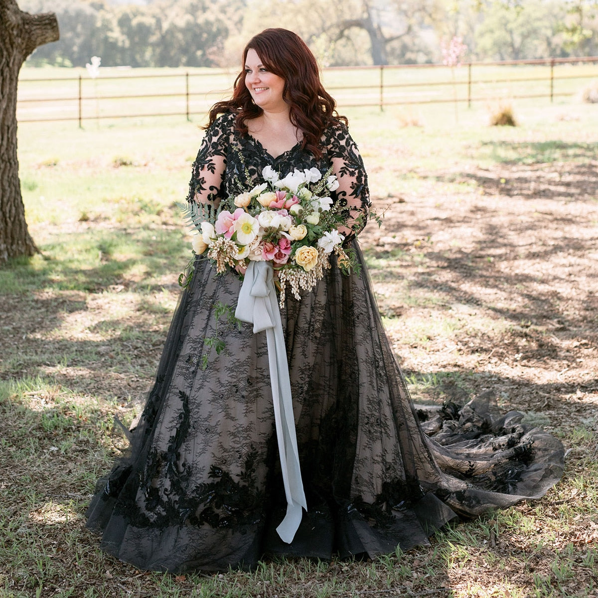 Luolandi Plus Size Long Sleeves Black Tulle Lace Appliqued Rustic V Neck Backless Wedding Dress Beautiful