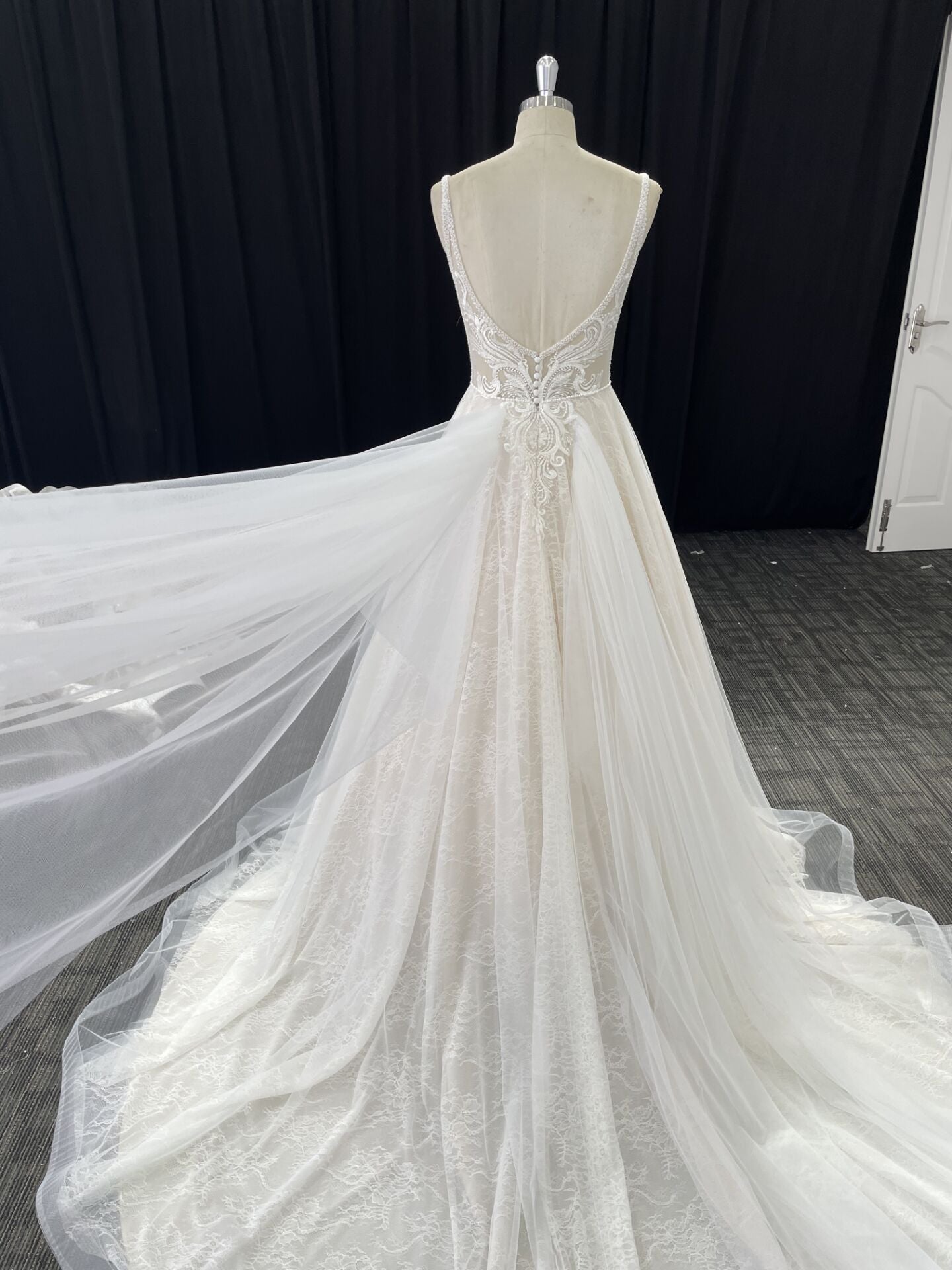 Luolandi Flowy A Line V Neck Tulle Wedding Dresses with Beads Lace Appliques Beach Bride Dresses Sexy