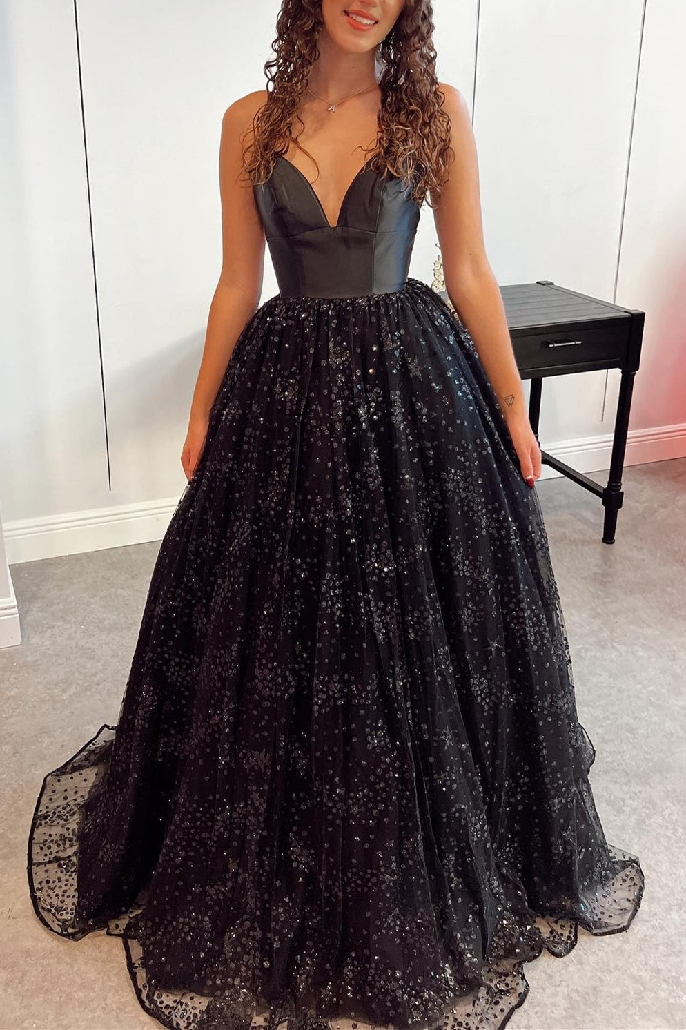 Luolandi New Style Black V Neck New Arrival Sequin Long Tulle Long Prom Dresses Sparkly Evening Dresses