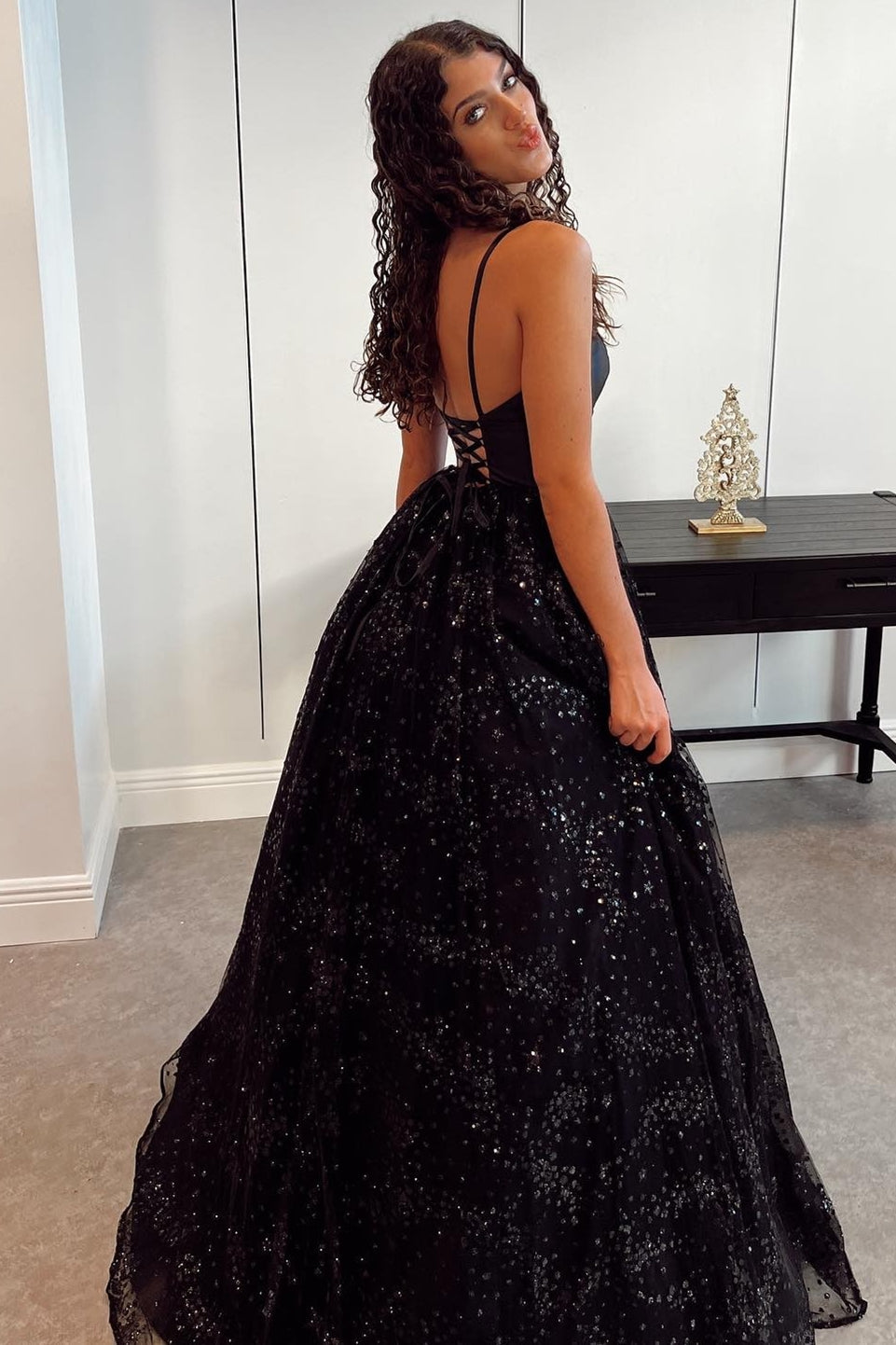 Luolandi New Style Black V Neck New Arrival Sequin Long Tulle Long Prom Dresses Sparkly Evening Dresses