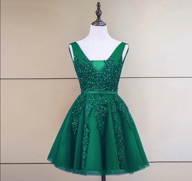 Luolandi Cute Tulle V-neckline Beaded Short Prom Dress Homecoming Dresses Party Dress with Appliques