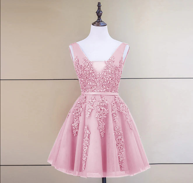 Luolandi Cute Tulle V-neckline Beaded Short Prom Dress Homecoming Dresses Party Dress with Appliques