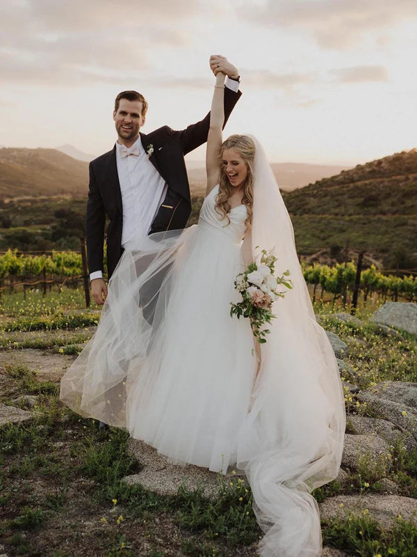 Luolandi Simple Tulle Spaghetti Straps V-Neck A-line Sweep Train Wedding Dresses Beautiful