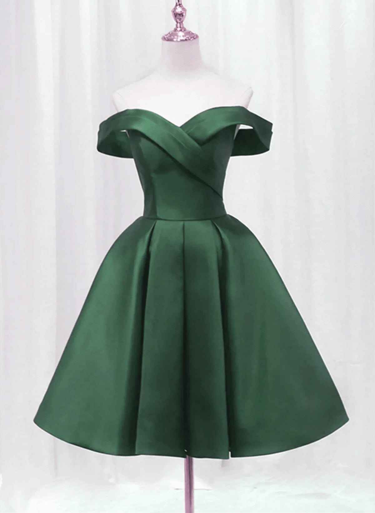 Luolandi Simple Green Off the Shoulder A Line Lace Up Back Short Homecoming Dress Elegant Graduation Party Dress