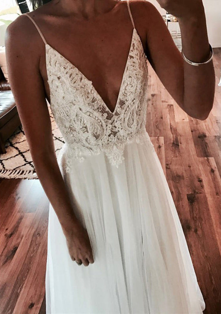 Luolandi Flowy Spaghetti Straps Ivory Lace Tulle Long V-Neck Beach Wedding Dresses Sexy