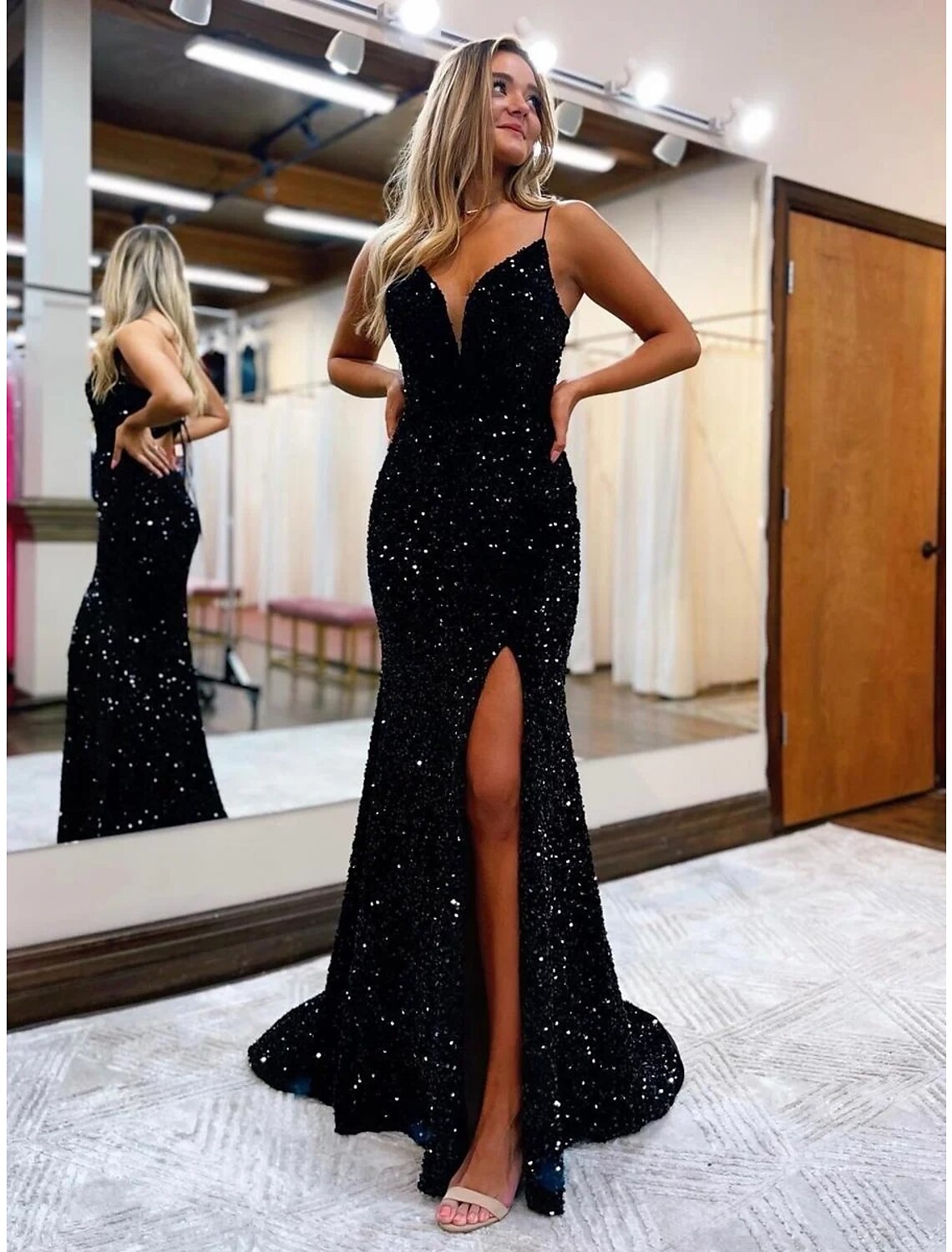 Luolandi Mermaid / Trumpet Prom Dresses Sparkle & Shine Dress Formal Wedding Party Court Train Sleeveless V Neck Sequined Backless