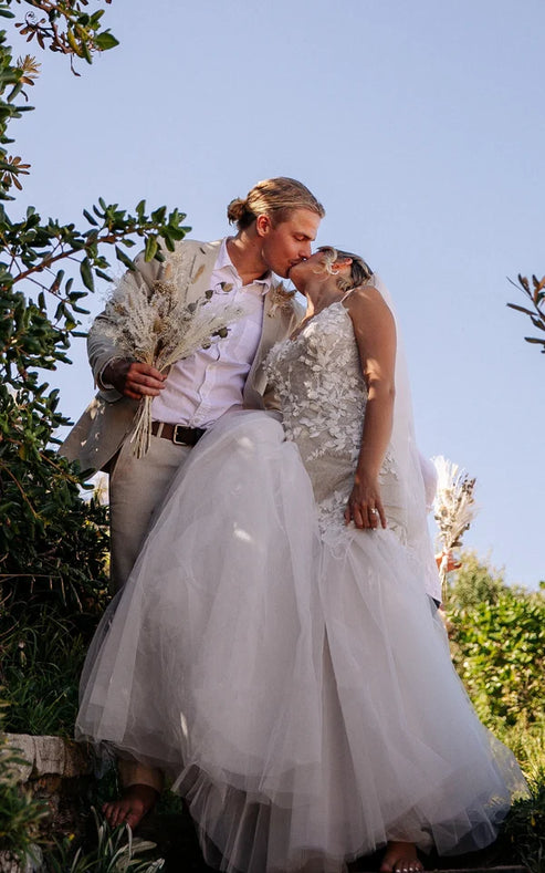 Luolandi Beach Sexy Mermaid Lace Wedding Dress with Tull Court Train V-neck Open Back Beautiful