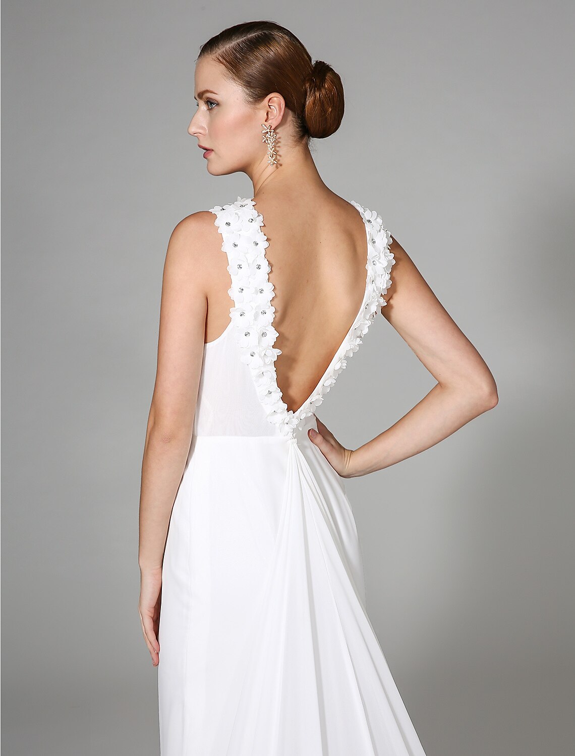 Luolandi Wedding Dresses Sheath / Column High Neck Sleeveless Chapel Train Chiffon Bridal Gowns