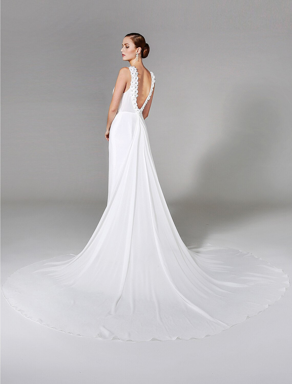 Luolandi Wedding Dresses Sheath / Column High Neck Sleeveless Chapel Train Chiffon Bridal Gowns