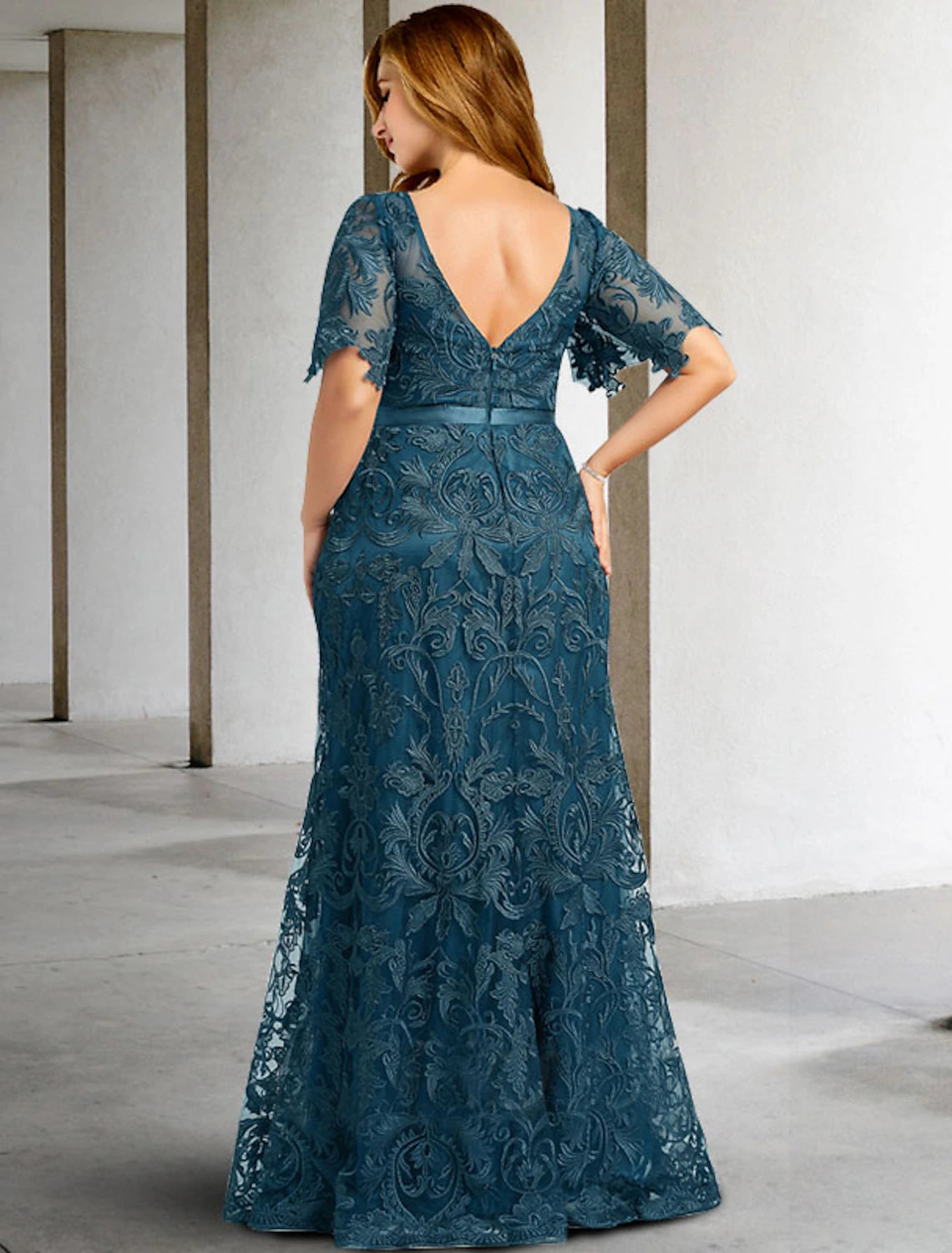 Luolandi Two Piece Sheath / Column Mother of the Bride Dress Plus Size Hide Belly Elegant Jewel Neck Sweep / Brush Train Lace Short Sleeve No with Sash / Ribbon