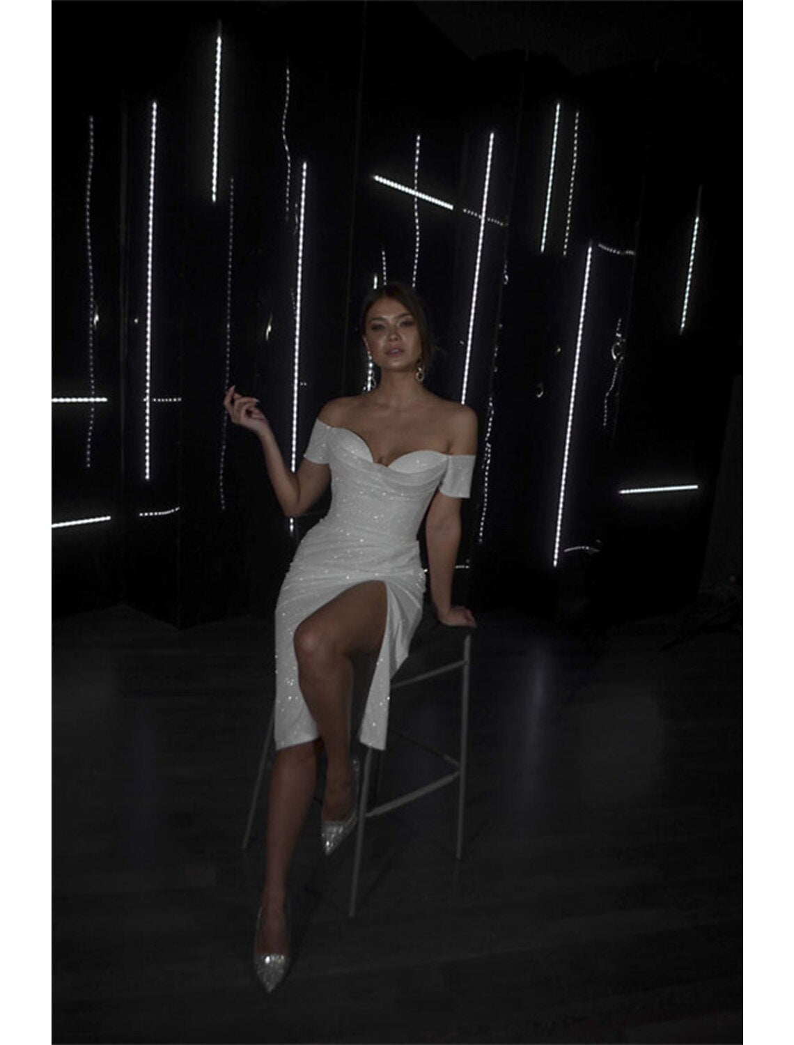 Luolandi Bachelorette Party Sparkle & Shine Little Dresses Wedding Dresses Sheath / Column Off Shoulder Cap Sleeve Tea Length Sequined Bridal Gowns With Ruched Split