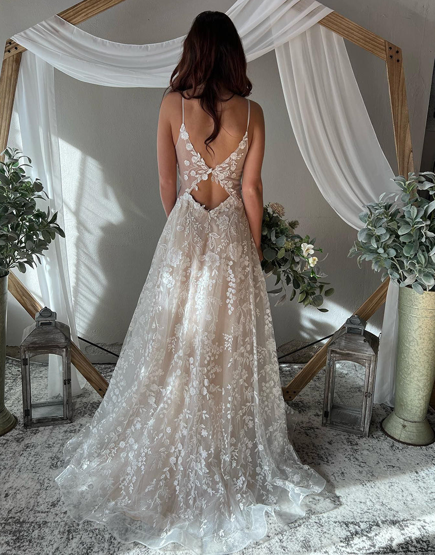 Luolandi A-Line Ivory Spaghetti Straps Boho Wedding Dress with Appliques Beautiful