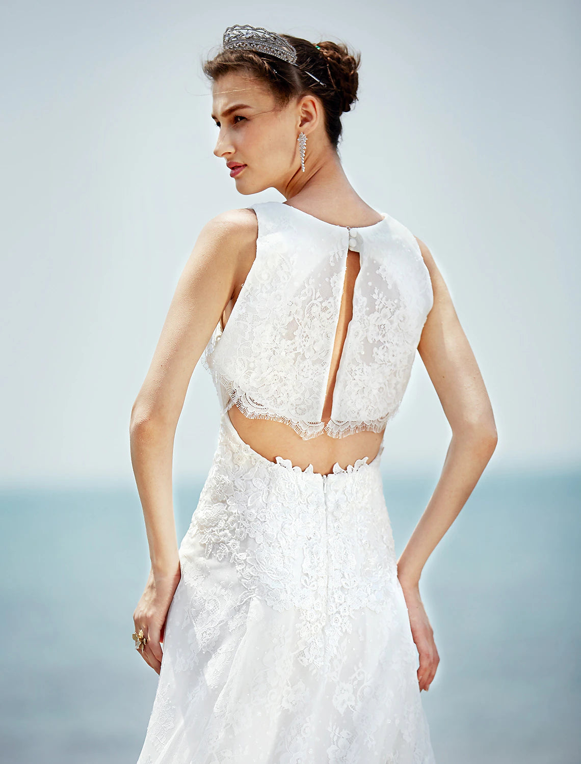 Luolandi Wedding Dresses Sheath / Column V Neck Sleeveless Court Train Lace Bridal Gowns With Appliques