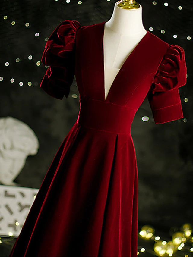 Luolandi A-Line Mother of the Bride Dress Vintage Elegant V Neck Sweep / Brush Train Velvet Short Sleeve Evening Dresses