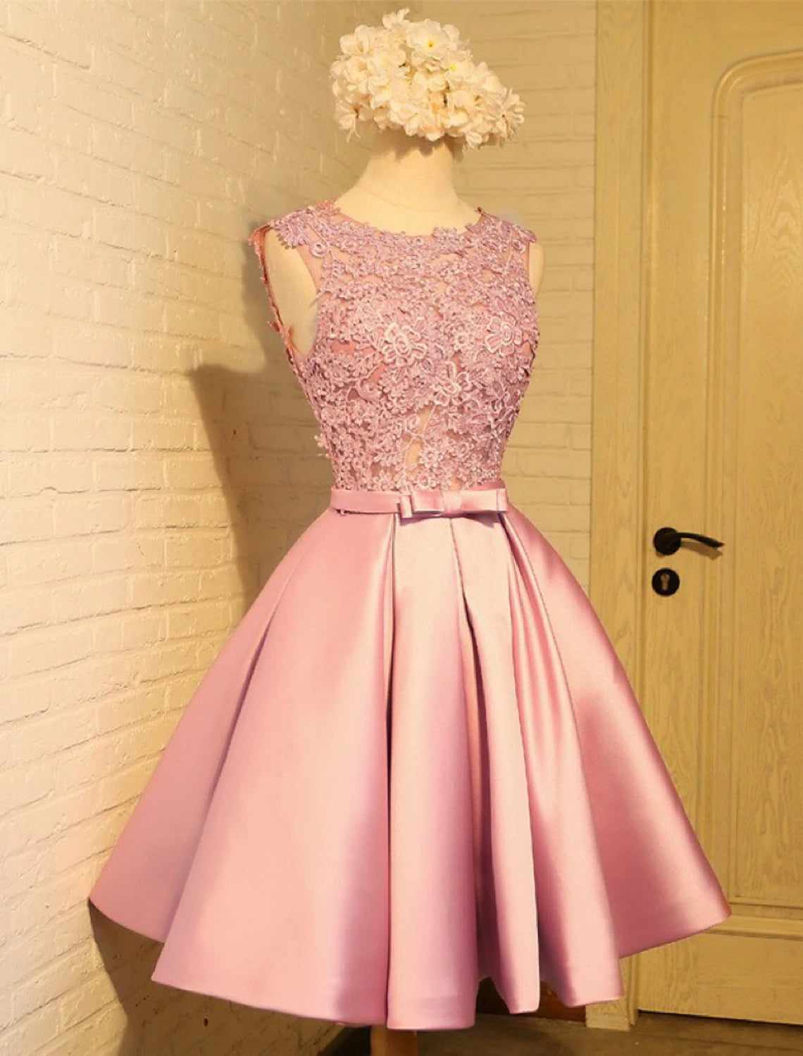 Luolandi Sweetheart A-Line Lace Homecoming Dresses Sleeveless Jewel Neck Satin Graduation Dress with Appliques