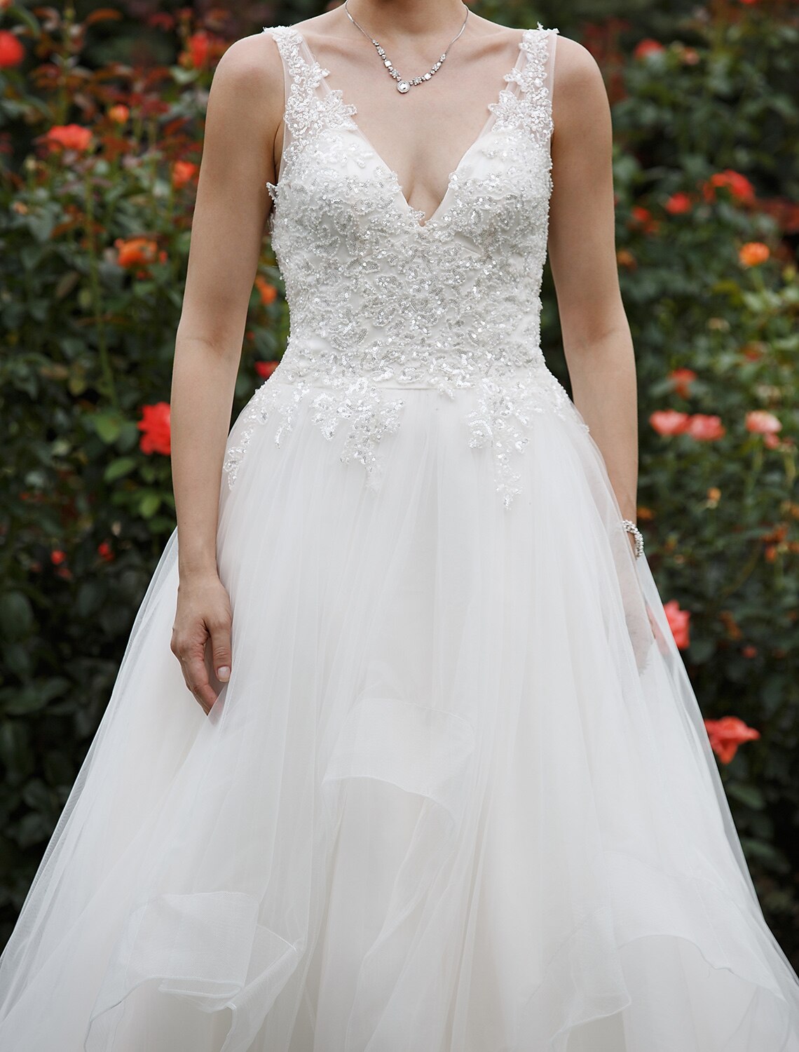 Luolandi Hall Wedding Dresses Princess Plunging Neck Sleeveless Chapel Train Tulle Bridal Gowns