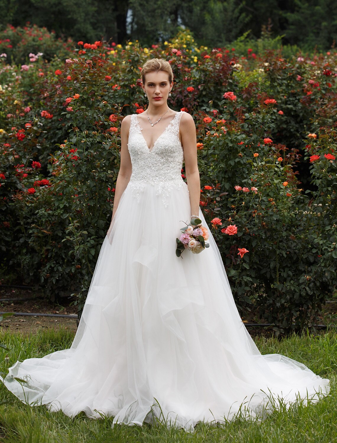 Luolandi Hall Wedding Dresses Princess Plunging Neck Sleeveless Chapel Train Tulle Bridal Gowns