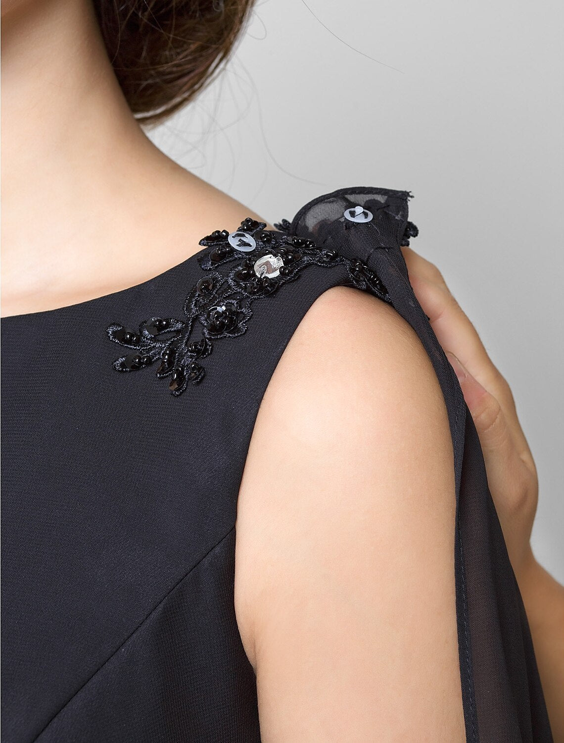 Luolandi Sheath / Column Mother of the Bride Dress Wrap Included Bateau Neck Knee Length Chiffon Sleeveless yes