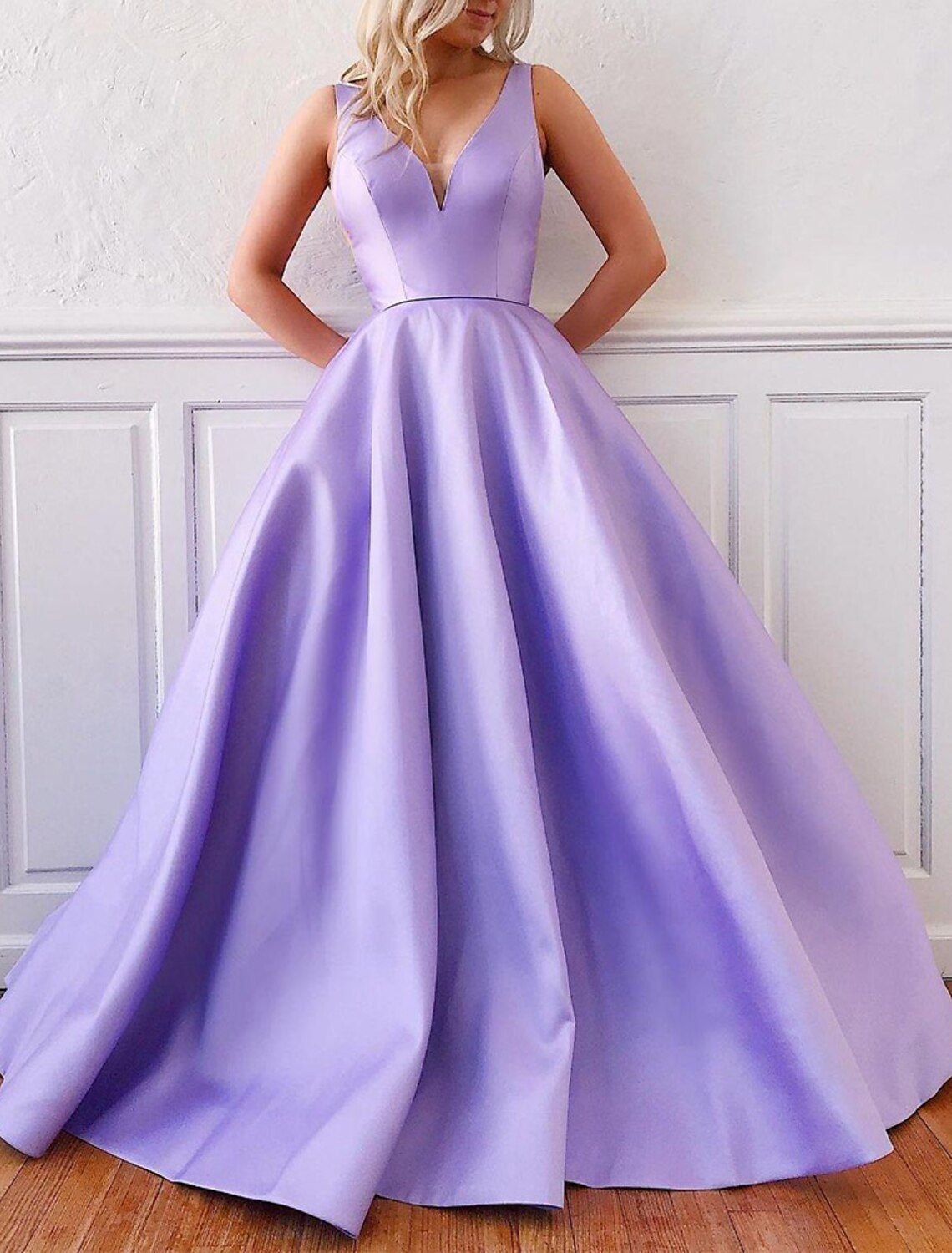 Luolandi A-Line Prom Dresses Princess Dress Formal Floor Length Sleeveless V Neck Satin Backless