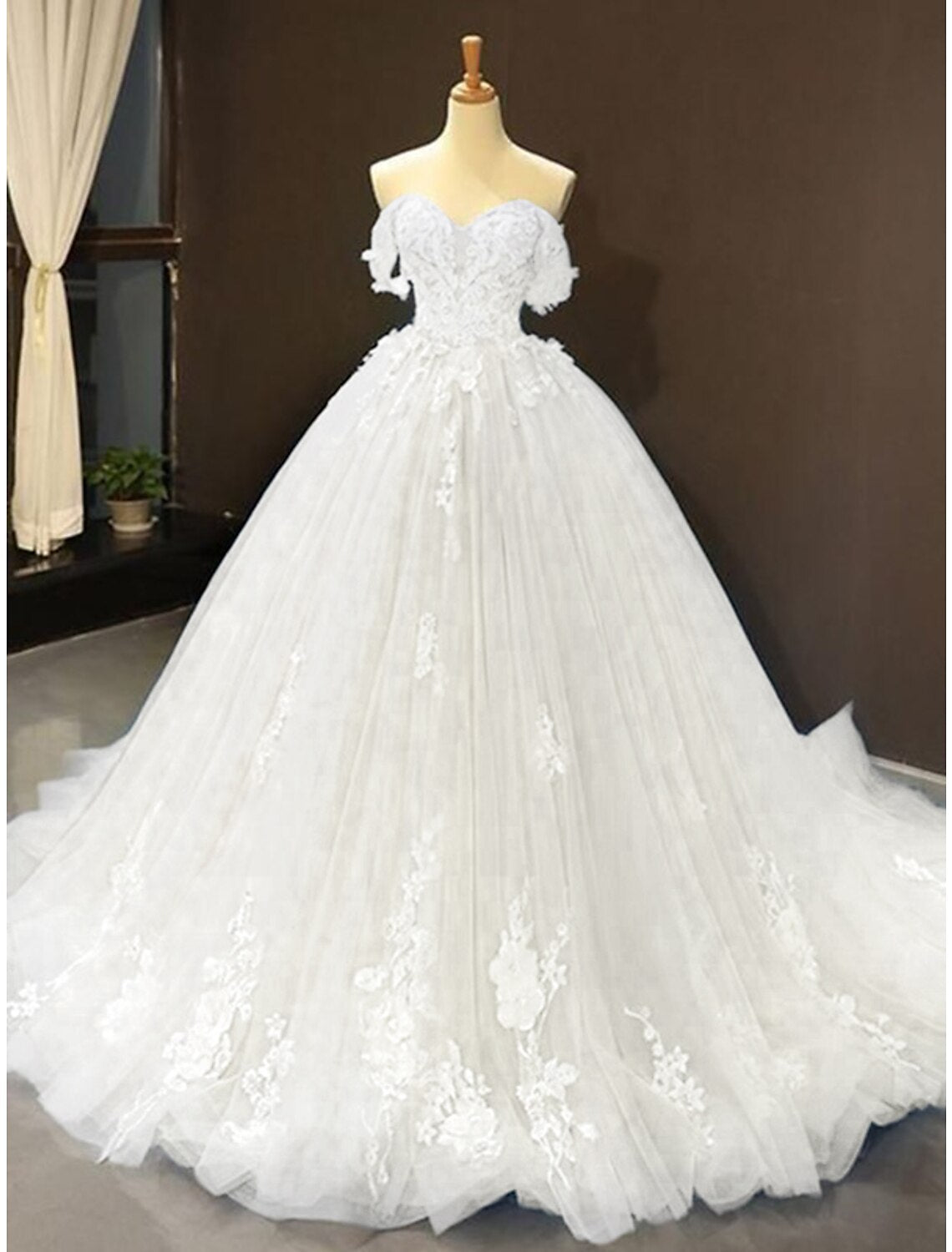 Luolandi Ball Gown Prom Dresses Floral Wedding Dress Court Train Short Sleeve Sweetheart Lace with Pleats