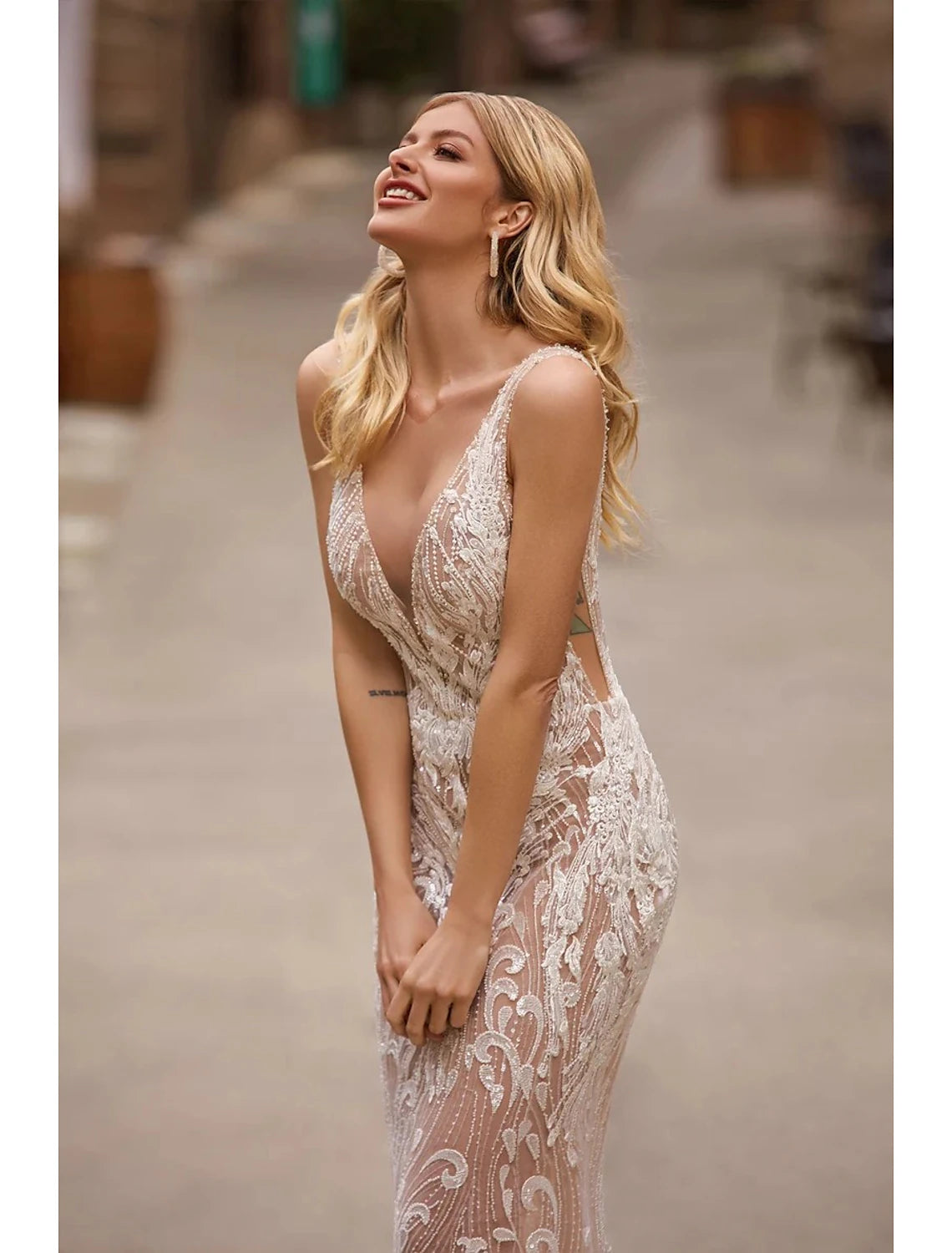 Luolandi Engagement Formal Wedding Dresses Mermaid / Trumpet V Neck Sleeveless Court Train Satin Bridal Gowns With Appliques