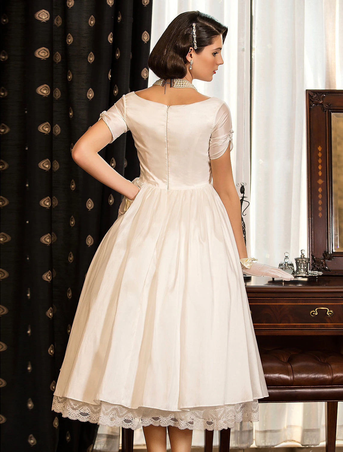 Luolandi Reception Vintage 1940s / 1950s Little Dresses Wedding Dresses A-Line V Neck Short Sleeve Tea Length Satin Bridal Gowns With Lace Criss