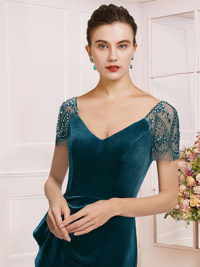 Luolandi Sheath / Column Mother of the Bride Dress Formal Vintage Elegant V Neck Sweep / Brush Train Lace Velvet Short Sleeve with Sequin Ruffles Split