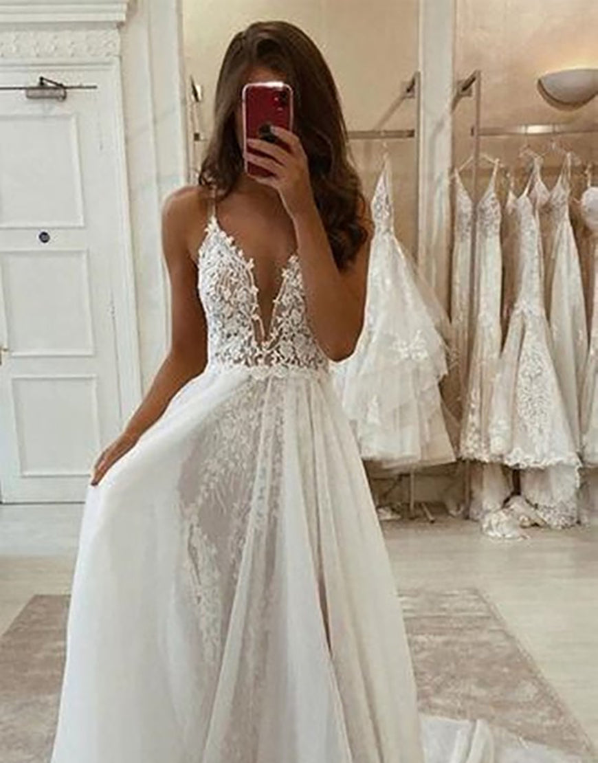 Luolandi A Line Spaghetti Strap V-Neck Tull Wedding Dress With Slit Sexy