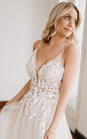 Luolandi Bohemian A Line Floor-length Lace Tulle Spaghetti V-neck Sleeveless Wedding Dress Beautiful