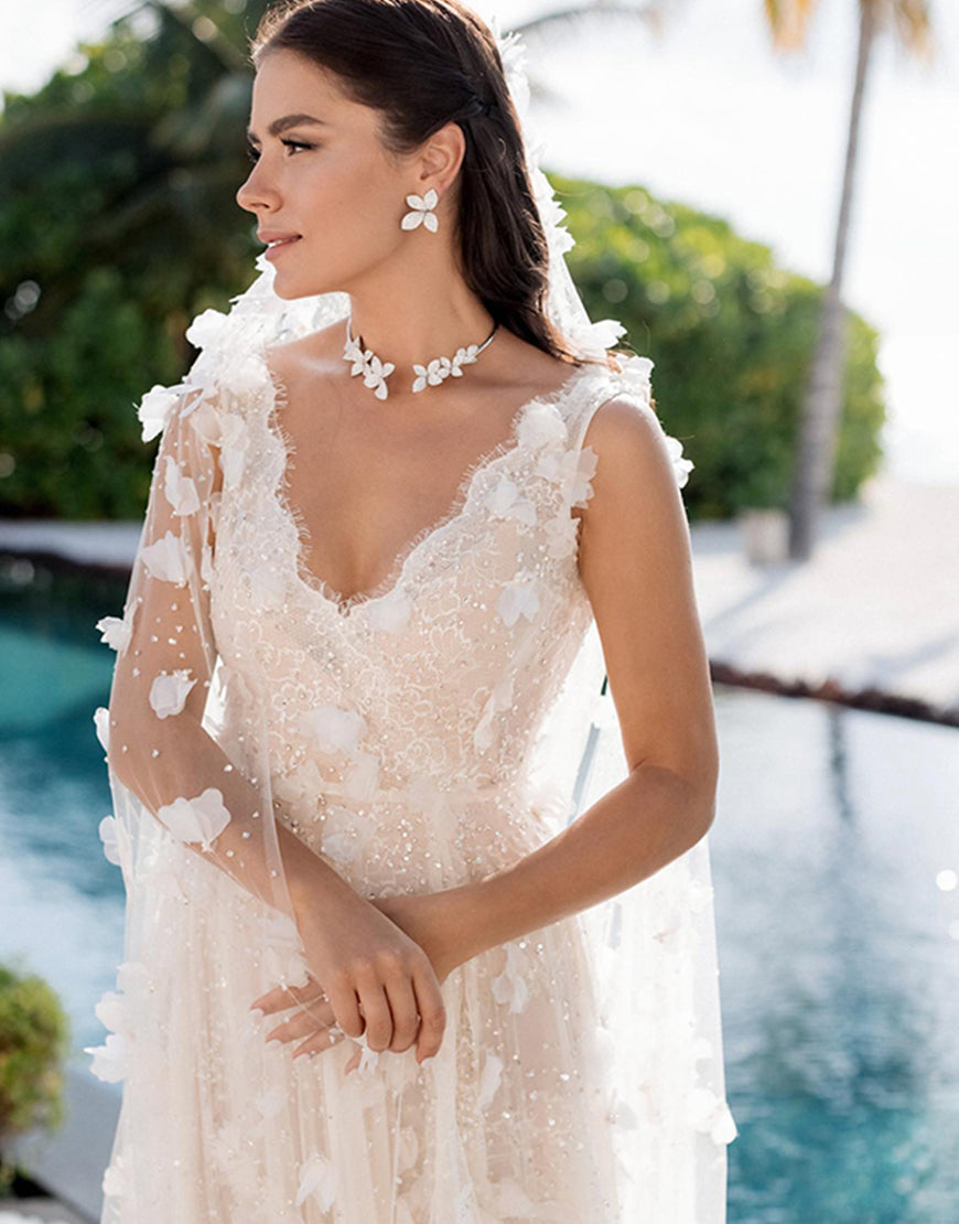 Luolandi A-line Lace Wedding Dress with Split V-neck Sexy Beautiful Bridal Gown No With bride veil