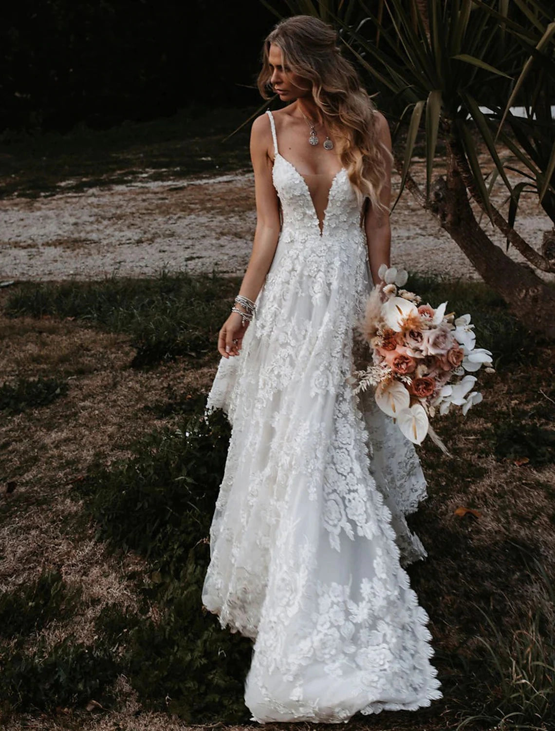 Luolandi Beach Sexy Boho Wedding Dresses A-Line Sweetheart Camisole Spaghetti Strap Court Train Lace Bridal Gowns With Appliques