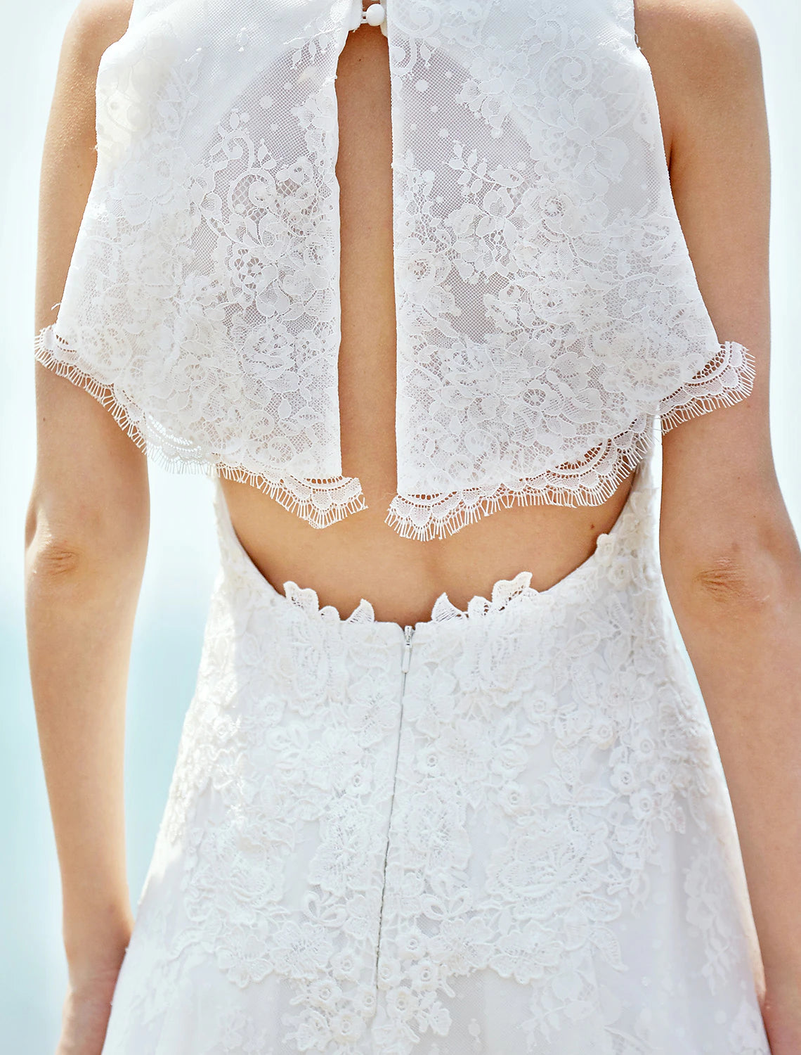 Luolandi Wedding Dresses Sheath / Column V Neck Sleeveless Court Train Lace Bridal Gowns With Appliques