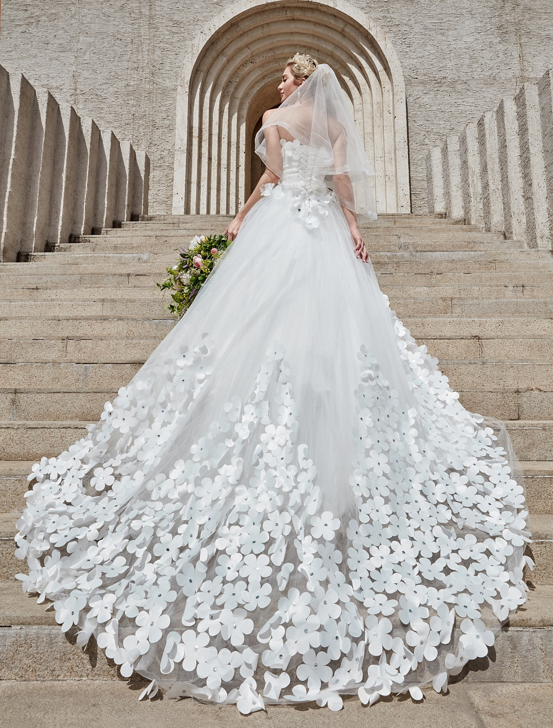 Luolandi Engagement Open Back Formal Wedding Dresses Ball Gown Square Neck Strapless Chapel Train Lace Bridal Gowns With Crystals