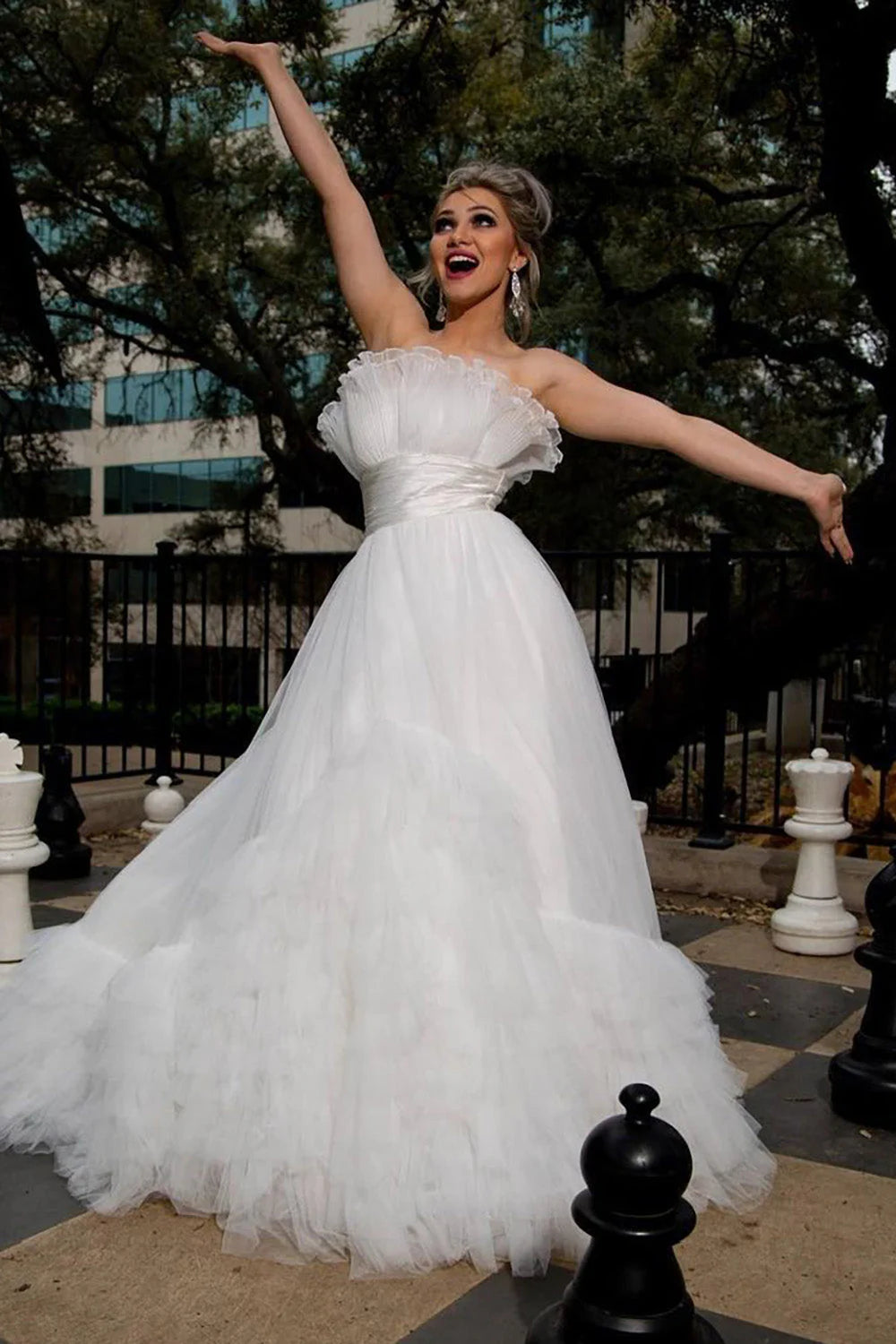 Luolandi Charming A-Line Strapless Tulle Wedding Dress Floor Length Elegant Bridal Gown