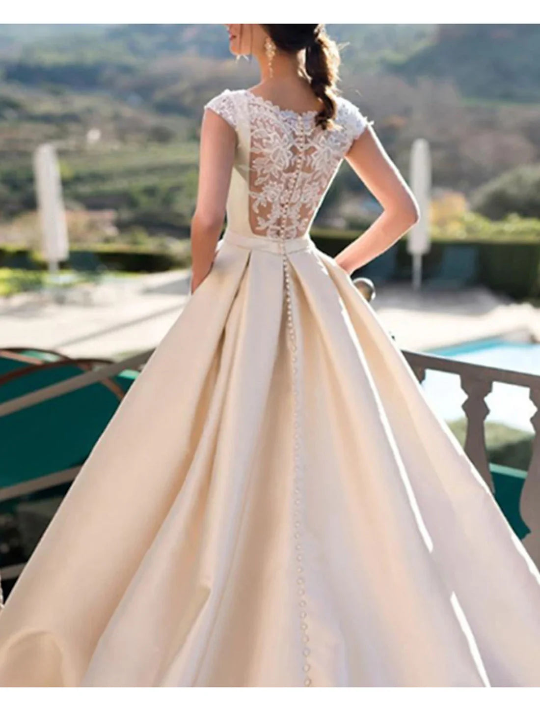 Luolandi Royal Style Wedding Dresses A-Line Scoop Neck Sleeveless Court Train Satin Bridal Gowns With Appliques