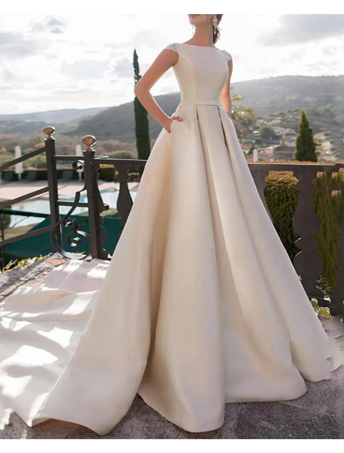 Luolandi Royal Style Wedding Dresses A-Line Scoop Neck Sleeveless Court Train Satin Bridal Gowns With Appliques
