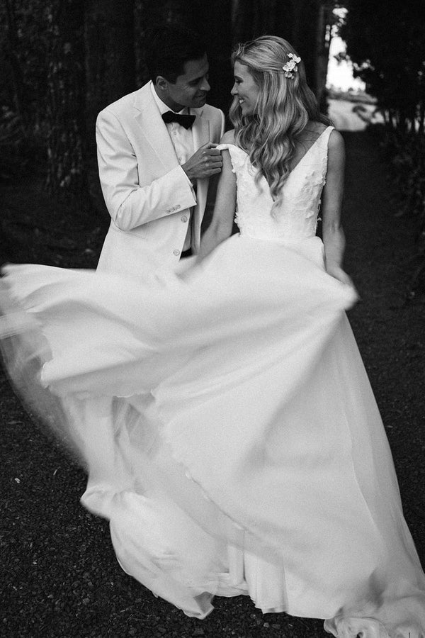 Luolandi Elegant A-Line V Neck Chiffon Wedding Dress with Appliques Beautiful