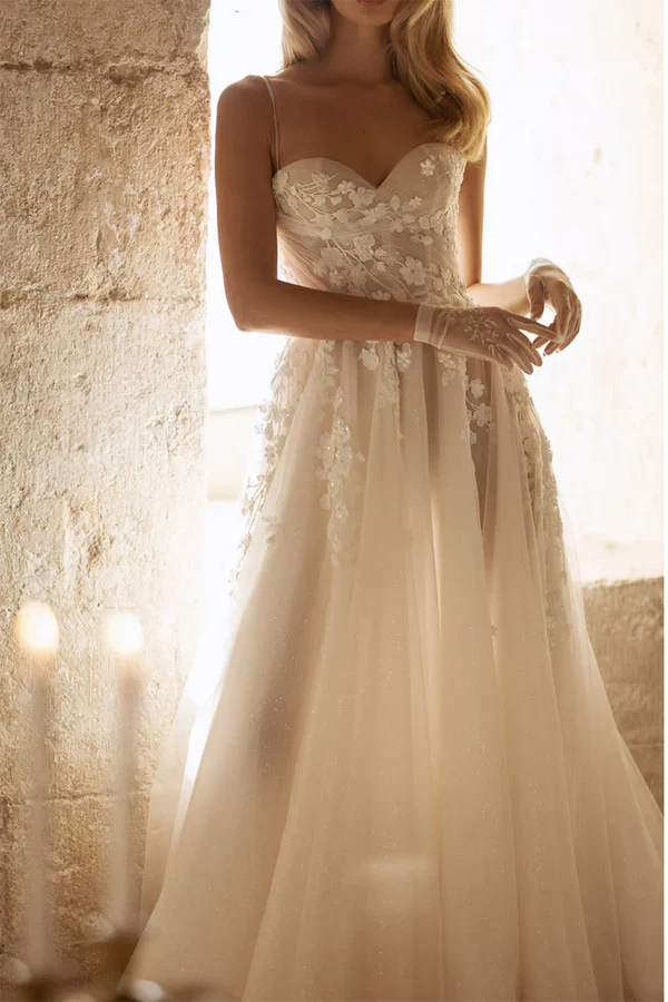 Luolandi A Line Sweetheart Sticker Countryside Style Wedding Dress Paired with Court Tail Bridal Dress Beautiful