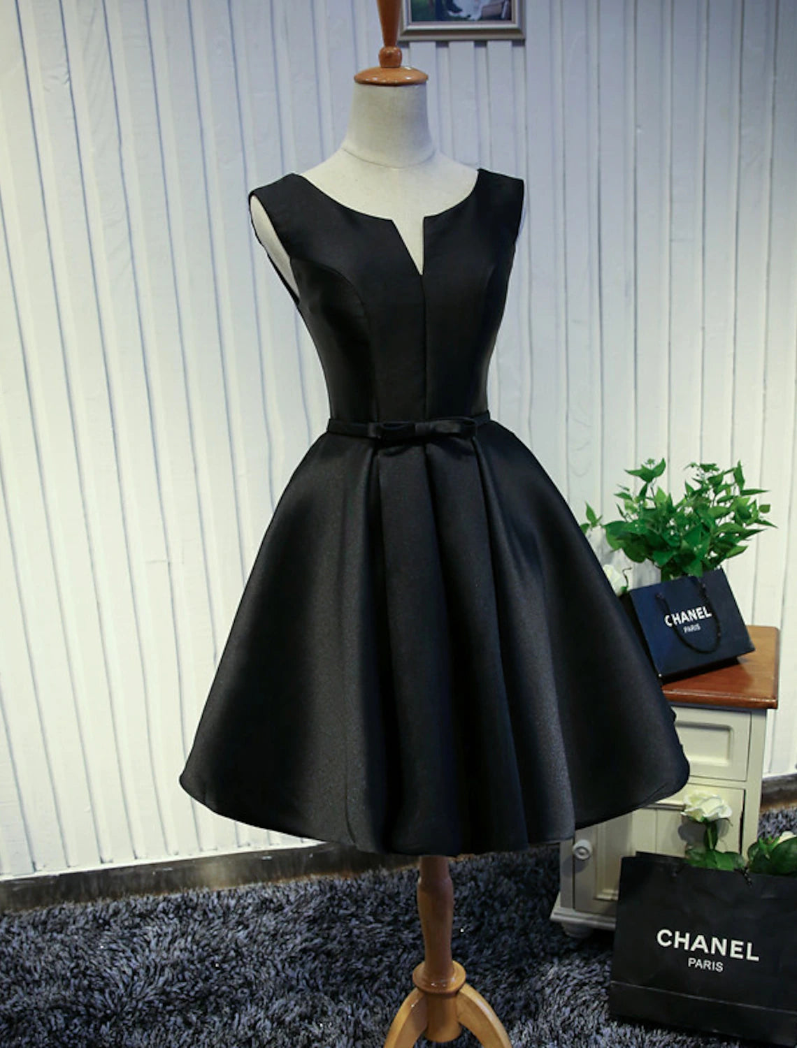 Luolandi A-Line Homecoming Dresses Minimalist Dress Prom Knee Length Sleeveless Jewel Neck Satin Backless