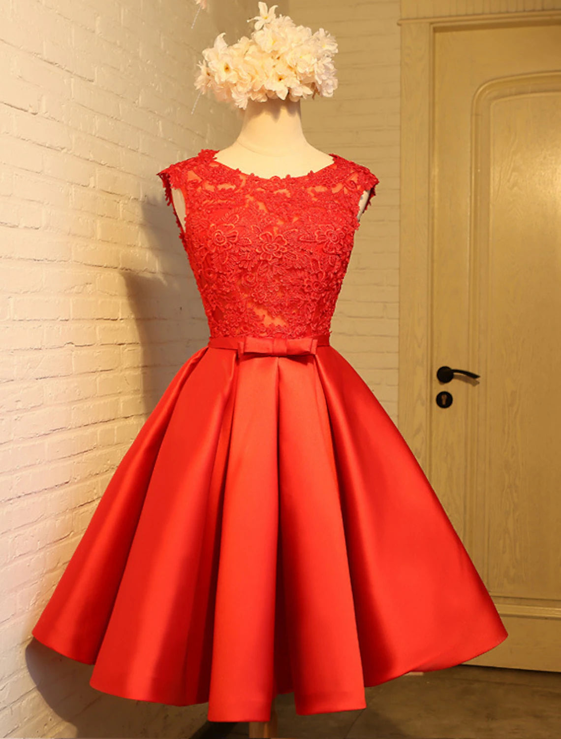 Luolandi Sweetheart A-Line Lace Homecoming Dresses Sleeveless Jewel Neck Satin Graduation Dress with Appliques