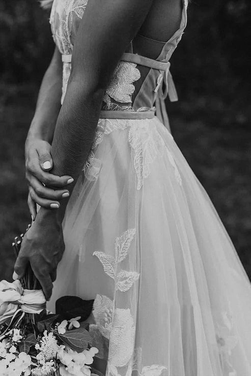 Luolandi Vintage Country A-Line Boho Lace Wedding Dress Retro Rustic V-Neck Tulle Sleeveless Floor Length with Appliques