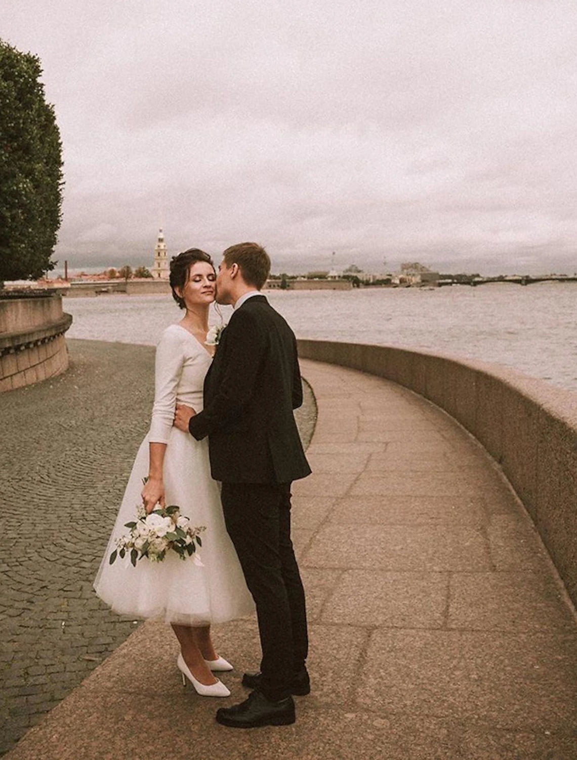 Luolandi Reception Vintage 1940s / 1950s Little Dresses Wedding Dresses A-Line V Neck Long Sleeve Tea Length Satin Bridal Gowns