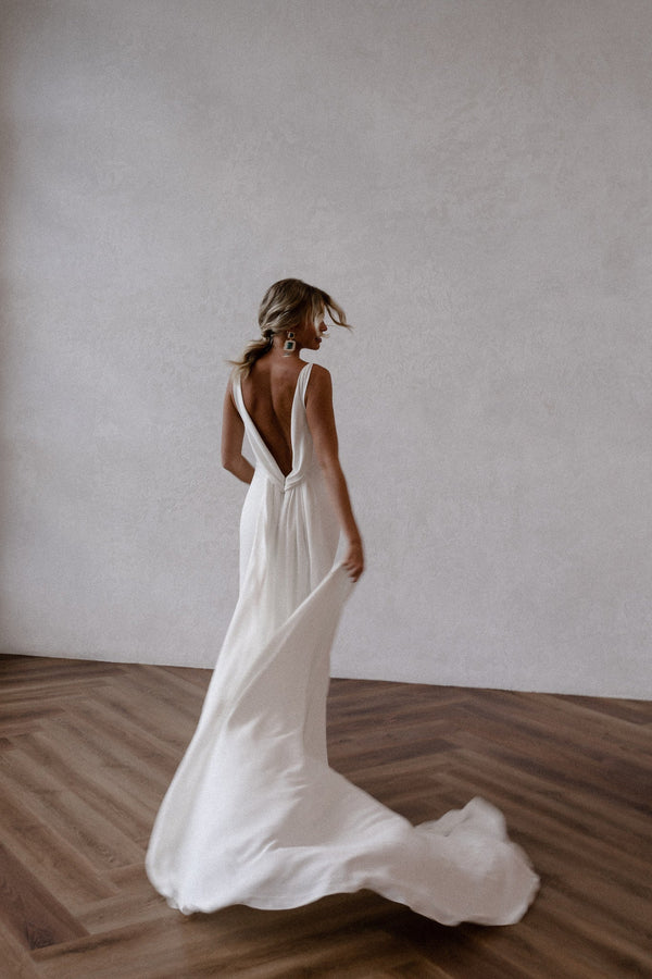 Luolandi Simple Mermaid Deep V-Neck Backless Wedding Dress Floor Length Sexy Elegant