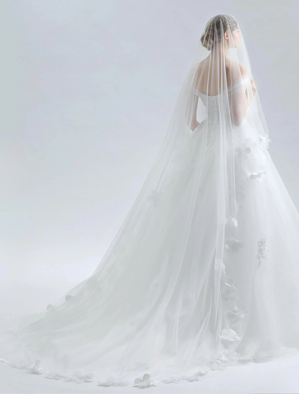 Luolandi Hall Wedding Dresses Ball Gown Off Shoulder Sleeveless Cathedral Train Satin Bridal Gowns