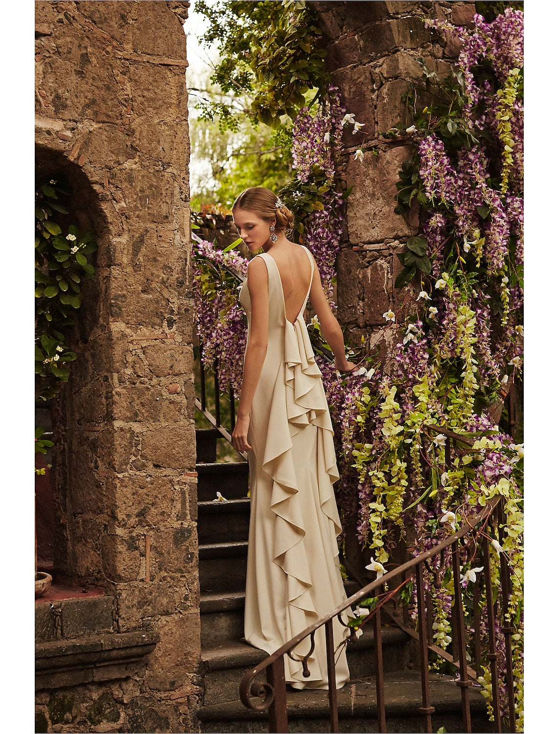 Luolandi Hall Open Back Casual Wedding Dresses Sheath / Column Scoop Neck Sleeveless Sweep / Brush Train Fabric Bridal Gowns With Draping Fall Wedding Party